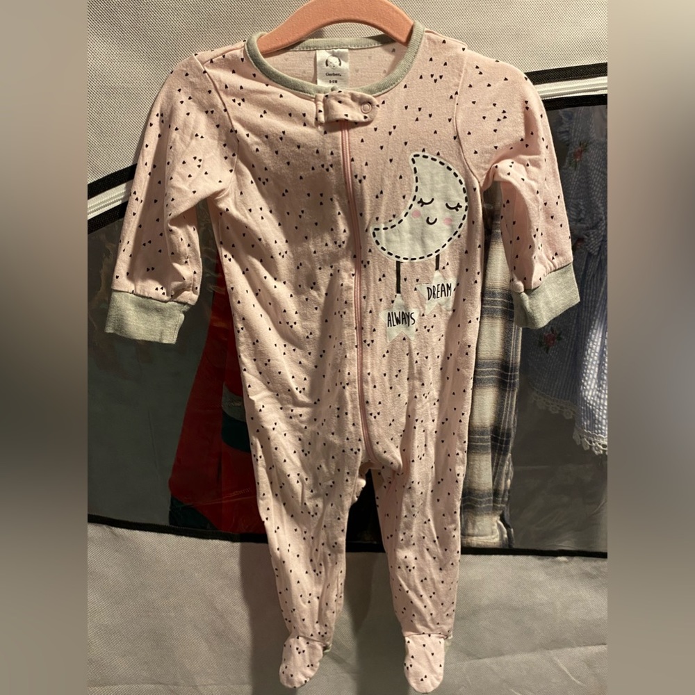 Gerber Infant Girls Zip-Up Footed Pajamas, size 6-9 months.